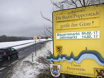 Noch zeitgemäß? Auf die Frage von Fredi Dinkel, ob nicht "Europastadt" besser als Titel geeignet wäre als der Verweis auf die "Bayerische Puppenstadt" am Ortseingang in der Heubischer Straße, stellte sich OB Frank Rebhan hinter die bewährte Bezeichnung.Foto: Berthold Köhler