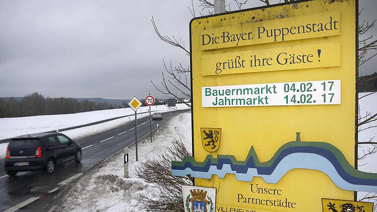 Noch zeitgemäß? Auf die Frage von Fredi Dinkel, ob nicht "Europastadt" besser als Titel geeignet wäre als der Verweis auf die "Bayerische Puppenstadt" am Ortseingang in der Heubischer Straße, stellte sich OB Frank Rebhan hinter die bewährte Bezeichnung.Foto: Berthold Köhler