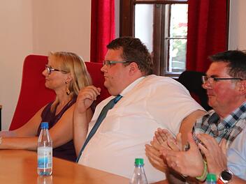 Während Bruno Schäfer (2.v.r.) und Ralf Verholen (rechts) bereits klatschen, können es Andreas Trägner und Britta Bildhauer noch gar nicht glauben: Andreas Trägner ist soeben 2. Bürgermeister der Stadt Münnerstadt geworden.  Foto: Thomas Malz