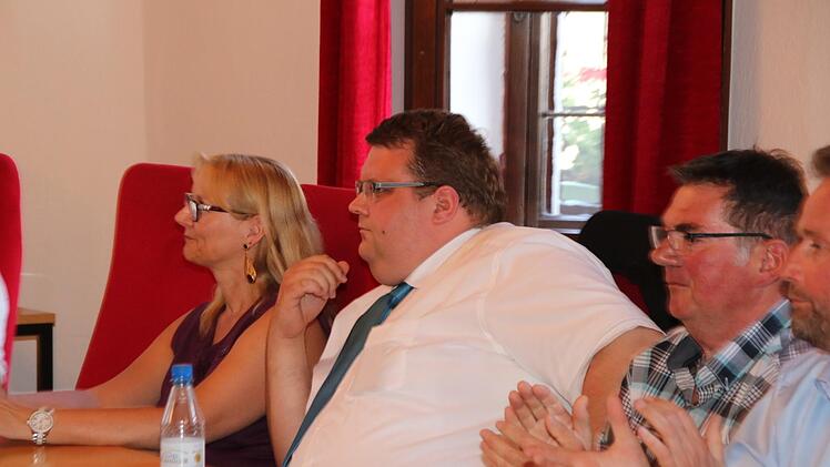 Während Bruno Schäfer (2.v.r.) und Ralf Verholen (rechts) bereits klatschen, können es Andreas Trägner und Britta Bildhauer noch gar nicht glauben: Andreas Trägner ist soeben 2. Bürgermeister der Stadt Münnerstadt geworden.  Foto: Thomas Malz