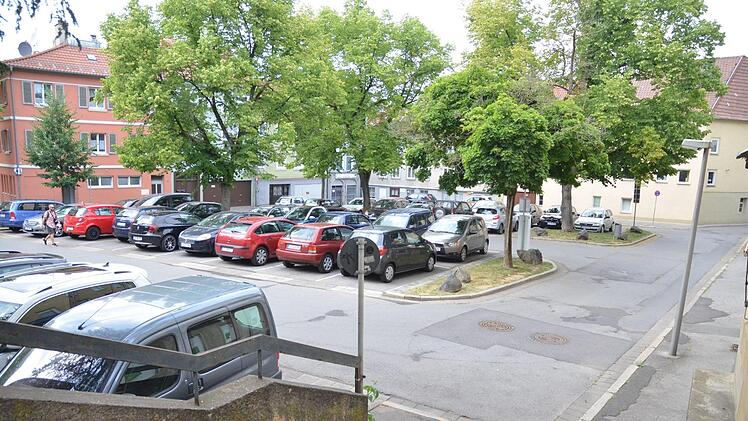 Das umstrittene Parkraumkonzept sieht vor, dass die rund 60 Stellplätze am Gemüsemarkt komplett einer "Grün-Oase" weichen. Foto: Rainer Lutz
