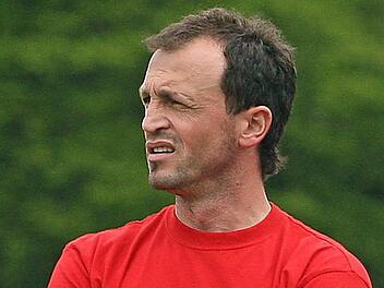 Mehmet Ciray will den Weg frei machen und hofft dadurch auf eine Leistungssteigerung seines Ex-Teams. Der Trainer des SV Bosporus Coburg stellte am Dienstagabend sein Amt zur Verfügung, nach dem die Mannschaft am 1. Rückrunden-Spieltag auf den letzten Tabellenplatz der Bezirksliga West zurückgefallen war.  Foto: CT-Archiv