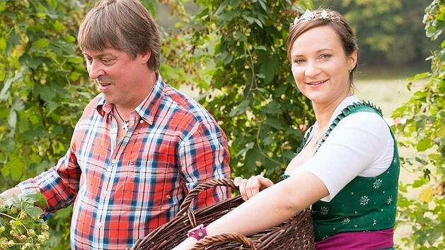 Tina-Christin R&uuml;ger bei der Hopfenernte in Kronach. Die fr&uuml;here bayerische Bierk&ouml;nigin hatte sich daf&uuml;r eingesetzt, eine Bewerbung f&uuml;r die Cranach-Stadt als Genussort einzureichen. Foto: Maximilian Gr&ouml;ger