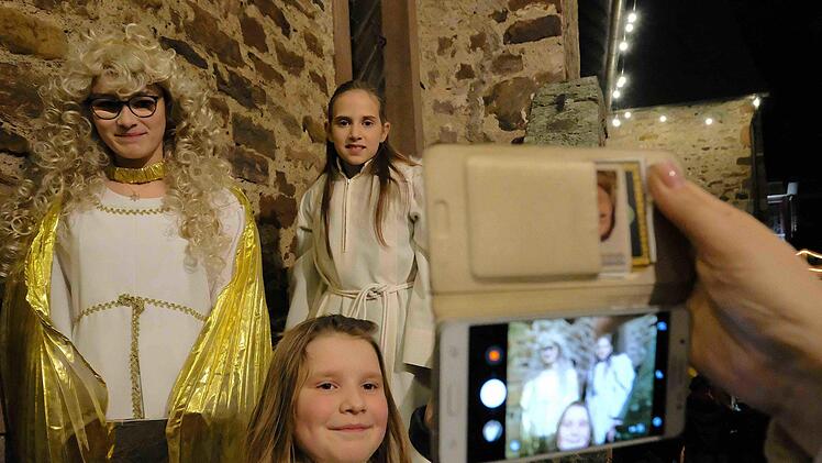 Das Christkind (Marie Gensler) verkündete seine frohe Weihnachts-Botschaft von der Freitreppe herab. Anschließend durften die Kinder in der alten Kirche dem Christkind lauschen, als es Märchen aus dem goldenen Buch vorlas.Gerd Schaar