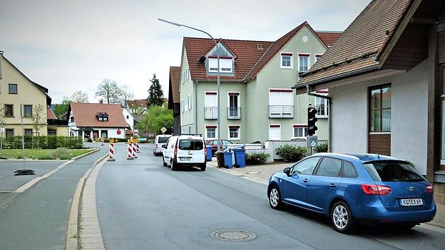 Seit Montag ist ein Teilabschnitt der Markgrafenstra&szlig;e im Bereich des Partnerschaftsplatzes halbseitig gesperrt, der Verkehr wird &uuml;ber eine Ampelanlage geregelt.  Foto: Werner Rei&szlig;aus