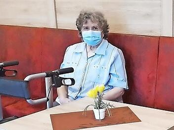 "Langeweile kann man hier nicht haben": Irmgard K. aus Forchheim zog kurz vor dem Lockdown ins Seniorenzentrum am Königsbad.  Foto: Sabine Memmel
