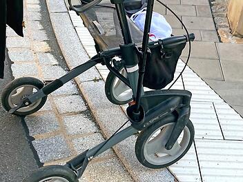 Die neuen Platten in der Luitpoldstraße in Forchheim bereiten Rollatornutzern Schwierigkeiten.