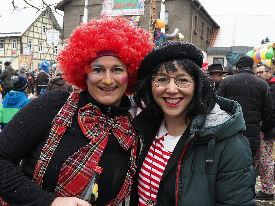 Tausende Besucher beim traditionellen Maskenumzug