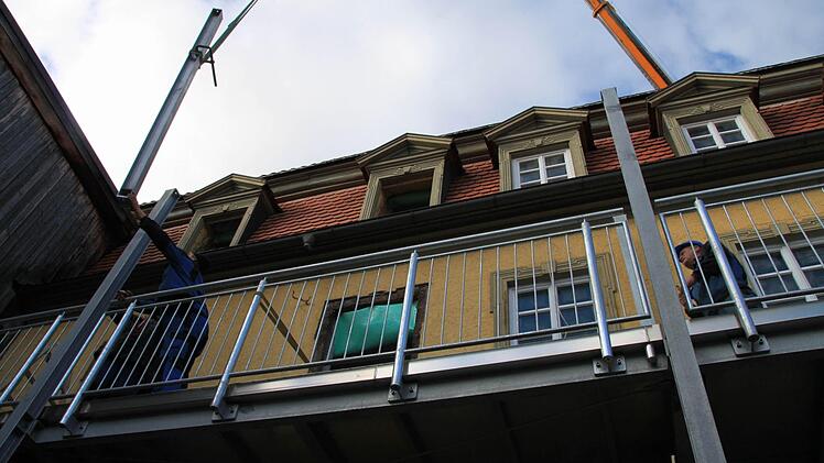 Der erste Balkon ist an seinem Platz.