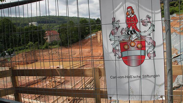 Bauherr ist die Carl-von-Heß'sche Sozialstiftung. Die Gründungsarbeiten sind bereits abgeschlossen. Rund 20.000 Kubikmeter Erde wurden bewegt.