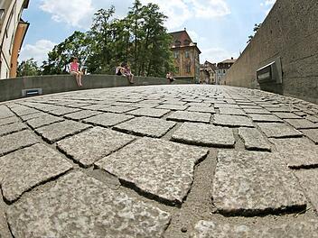 Ein beliebter Treffpunkt, der für Diskussionsstoff sorgt: Die Untere Brücke in Bamberg. Foto: Matthias Hoch