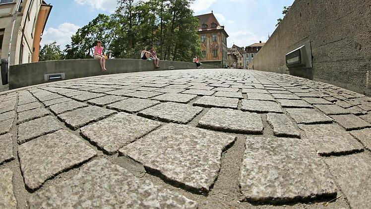 Ein beliebter Treffpunkt, der für Diskussionsstoff sorgt: Die Untere Brücke in Bamberg. Foto: Matthias Hoch