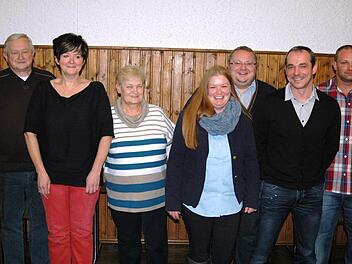 Die ersten acht Kandidaten der "OWII"- Liste: Theo Nowak (Platz 5), Heike Stankovic (2), Roswitha Reder (4), Lea Neisser (7), Herbert Nowak (1), Glenn Jobs (6) und Marco Kirchner (3). Es fehlt: Hubert Simon (8). Foto: Sebastian Schmitt-Mathea