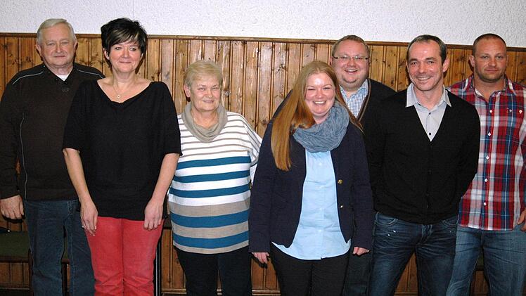 Die ersten acht Kandidaten der "OWII"- Liste: Theo Nowak (Platz 5), Heike Stankovic (2), Roswitha Reder (4), Lea Neisser (7), Herbert Nowak (1), Glenn Jobs (6) und Marco Kirchner (3). Es fehlt: Hubert Simon (8). Foto: Sebastian Schmitt-Mathea