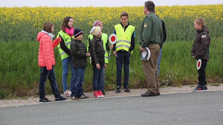 Polizeioberkommissar Thomas Heublein weist die Schulbushelfer in ihren Dienst ein