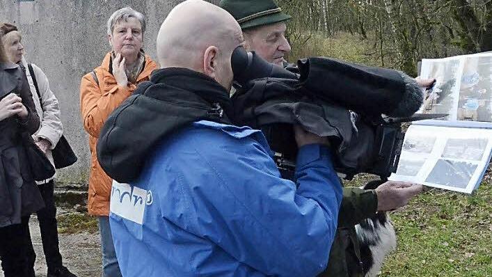 Zeitzeugen von damals zeigten ihre im Bild festgehaltenen Erinnerungen dem Mitteldeutschen Rundfunk (MDR)- Fernsehen für eine Dokumentation über die Gedenkfeier.  Foto: Karl-Heinz Hofmann