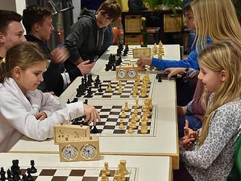 Auch die beiden jüngsten Teilnehmer, die neunjährigen Mädchen Samantha Pfeffer (links) und Lea Ullrich aus Dampfach (rechts) hatten viel Spaß beim 11. Thereser Schachpokal in der Johann-Peter-Wagner-Schule Theres in Obertheres.  Foto: Ulrike Langer