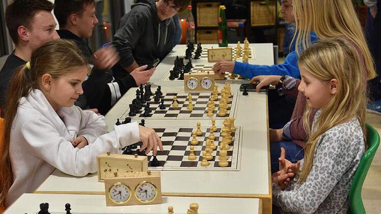 Auch die beiden jüngsten Teilnehmer, die neunjährigen Mädchen Samantha Pfeffer (links) und Lea Ullrich aus Dampfach (rechts) hatten viel Spaß beim 11. Thereser Schachpokal in der Johann-Peter-Wagner-Schule Theres in Obertheres.  Foto: Ulrike Langer