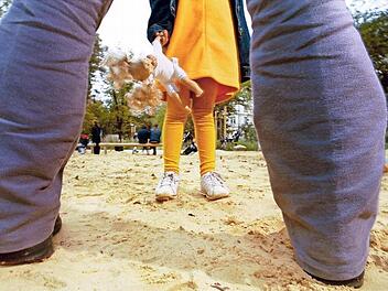 Pädophilie sieht man niemandem an: Ein Kind wird von einem Mann auf einem Spielplatz angesprochen. Foto: imago/Manja Elsässer