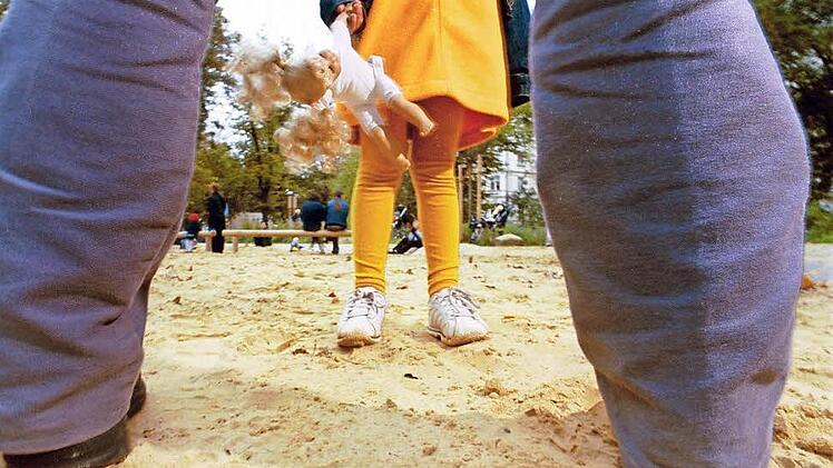 Pädophilie sieht man niemandem an: Ein Kind wird von einem Mann auf einem Spielplatz angesprochen. Foto: imago/Manja Elsässer