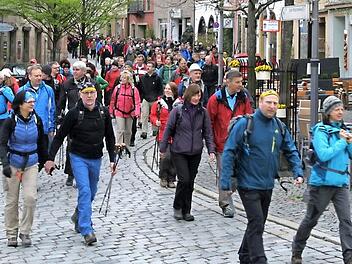 Hoch motiviert starteten 600 Wnaderer am Samstagmorgen zum Marathon rund um Kulmbach. Foto: Ferdinand Merzbach