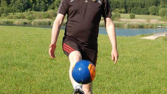 Lieblingssport am Lieblingsort: Auf der Wiese am Goldbergsee ein wenig zu kicken, macht Gary O'Connell sichtlich Spaß. Foto: Helke Renner