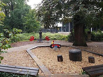 Das Schattendasein soll ab 2017 ein Ende haben: der Spielplatz im Harmoniegarten. Fotos: RiegerPress