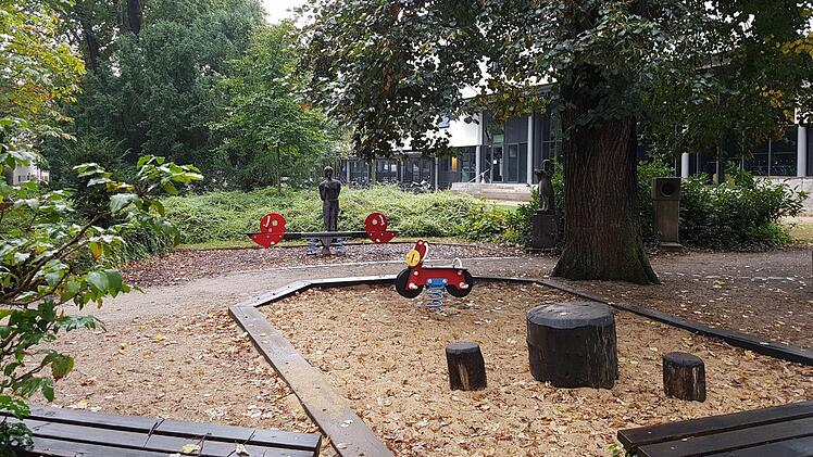 Das Schattendasein soll ab 2017 ein Ende haben: der Spielplatz im Harmoniegarten. Fotos: RiegerPress