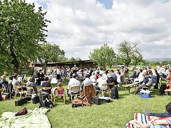 Egal ob auf der Decke oder Bank: Der Freiluftgottesdienst in dem Königsberger Stadtteil Unfinden wird gut angenommen.  Foto: Gerold Snater