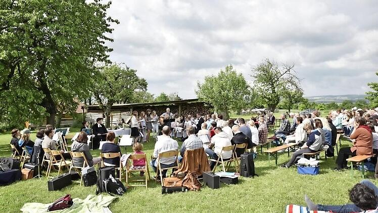 Egal ob auf der Decke oder Bank: Der Freiluftgottesdienst in dem Königsberger Stadtteil Unfinden wird gut angenommen.  Foto: Gerold Snater
