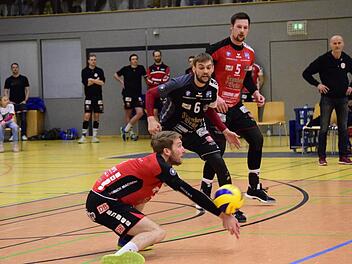 Der Eltmanner Johannes Engel (l.) ist konzentriert bei der Annahme, Libero Maximilian Kolbe und Sebastian Richter beobachten die Situation gespannt; hinten rechts Trainer Milan Maric. Foto: Till Oschmann