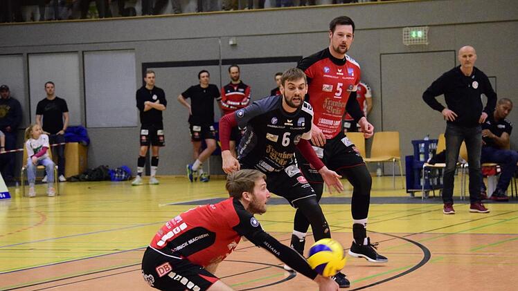Der Eltmanner Johannes Engel (l.) ist konzentriert bei der Annahme, Libero Maximilian Kolbe und Sebastian Richter beobachten die Situation gespannt; hinten rechts Trainer Milan Maric. Foto: Till Oschmann