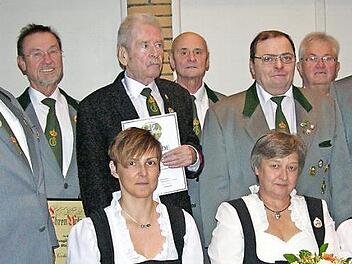 Langjährige Verdienste und Vereinsmitarbeit würdigte der neue Schützenmeister Bastian Angermüller (links).  Foto: Klaus Oelzner