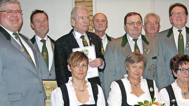 Langjährige Verdienste und Vereinsmitarbeit würdigte der neue Schützenmeister Bastian Angermüller (links).  Foto: Klaus Oelzner