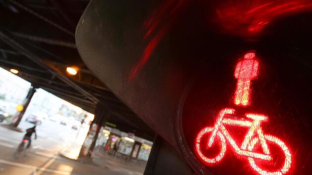 In der Schwabacher Stra&szlig;e in N&uuml;rnberg kam es am Montagmorgen zu einem Verkehrsunfall zwischen einem Radfahrer und einer Autofahrerin. Wer die Schuld tr&auml;gt, ist noch unklar. Symbolfoto: Bodo Marks/dpa