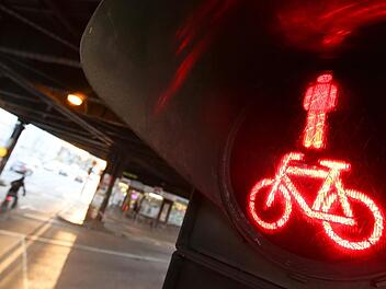 In der Schwabacher Stra&szlig;e in N&uuml;rnberg kam es am Montagmorgen zu einem Verkehrsunfall zwischen einem Radfahrer und einer Autofahrerin. Wer die Schuld tr&auml;gt, ist noch unklar. Symbolfoto: Bodo Marks/dpa