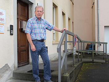 Hans-Jürgen Schelle  sucht für die Bad Brückenauer Tafel eine neues Gebäude. Einen barrierefreien Zugang - wie hier im ehemaligen Landratsamt - braucht es auf jeden Fall. Foto: Julia Raab