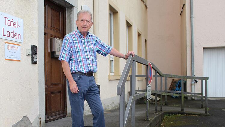Hans-Jürgen Schelle  sucht für die Bad Brückenauer Tafel eine neues Gebäude. Einen barrierefreien Zugang - wie hier im ehemaligen Landratsamt - braucht es auf jeden Fall. Foto: Julia Raab