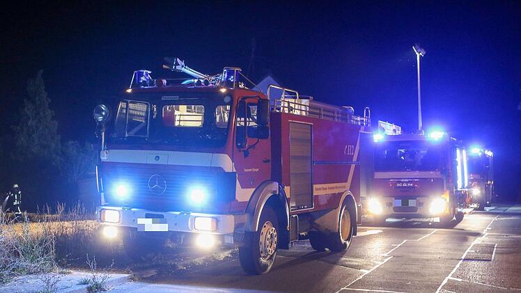 Ein Aufgebot von Feuerwehr, Polizei und Rettungskräften musste in der Nacht in Würzburg ausrücken. Anlass war eine "explosive Substanz", die in einem Kellerabteil gefunden wurde. Symbolfoto: NEWS5 / Friedrich