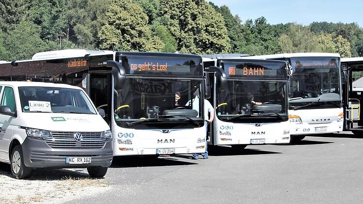 Auf los geht's los: die neue, weiße Busflotte des Landkreises wartet auf die ersten Mitfahrer.