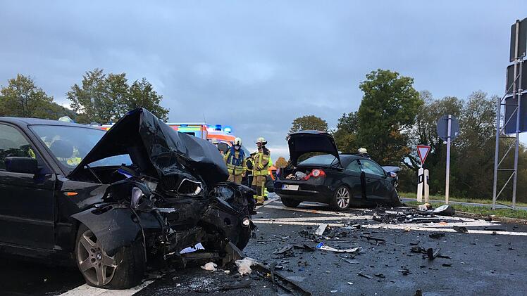 Die Feuerwehr sperrte nach dem Unfall am Montagmorgen an der Anschluss-Stelle Hammelburg die Unfallstelle ab und regelte der Verkehr. Foto: Ralf Ruppert