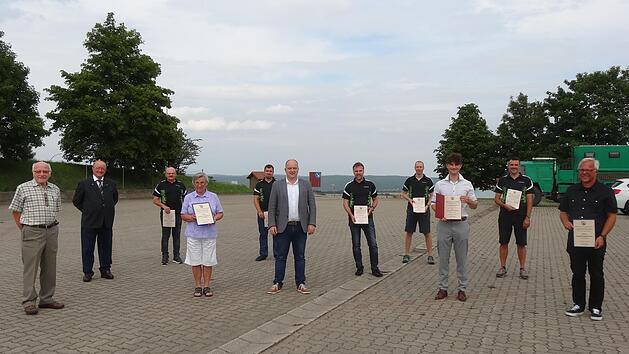 Die Geehrten (von links): Heinrich  Schlereth, Robert Schmitt, Günther Schmitt (Tischtennis), Klara Seufert,  Christian Schmitt (Tischtennis), Bürgermeister Daniel Wehner, Stefan  Schmitt , Frank Keul (beide Tischtennis), Luca Ehrenberg, Christoph Grom  (Tischtennis)und Matthias Weis.