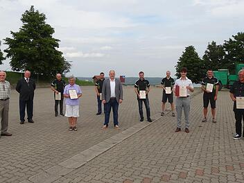 Die Geehrten (von links): Heinrich  Schlereth, Robert Schmitt, Günther Schmitt (Tischtennis), Klara Seufert,  Christian Schmitt (Tischtennis), Bürgermeister Daniel Wehner, Stefan  Schmitt , Frank Keul (beide Tischtennis), Luca Ehrenberg, Christoph Grom  (Tischtennis)und Matthias Weis.