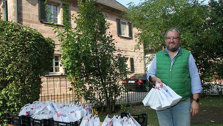 Nach dem Ende des Festgottesdienstes konnten die Gläubigen Küchla mit nach Hause nehmen.