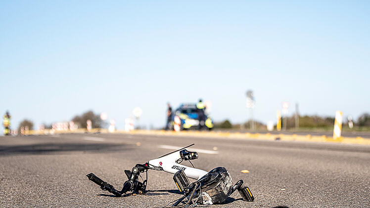 Motorrad und Fahrrad kollidieren: 55-J&auml;hrge wird t&ouml;dlich verletzt