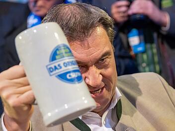 Bayerns Ministerpräsident Markus Söder: Im BILD-Interview teilt er kräftig aus. Im Bild: Söder mit Bier beim Politischen Aschermittwoch der CSU in der Dreiländerhalle Passau.