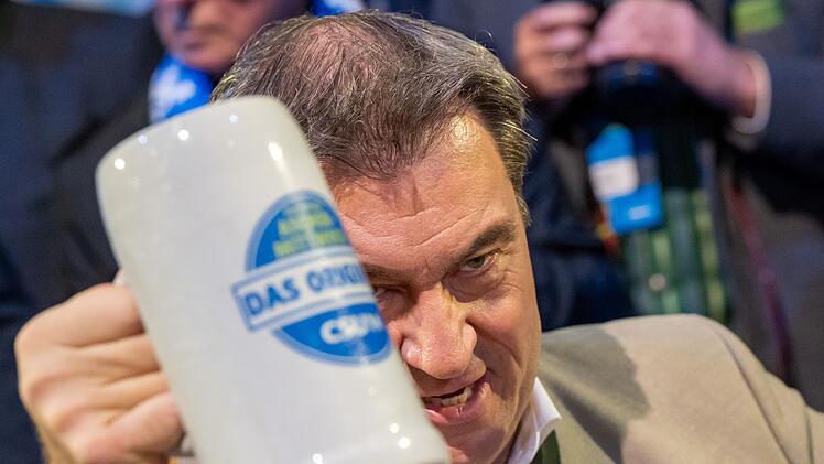 Bayerns Ministerpr&auml;sident Markus S&ouml;der: Im BILD-Interview teilt er kr&auml;ftig aus. Im Bild: S&ouml;der mit Bier beim Politischen Aschermittwoch der CSU in der Dreil&auml;nderhalle Passau.