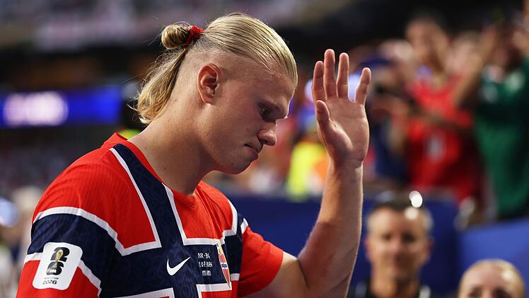 Norwegens Star Erling Haaland brachte einen ausgestopften Waschb&auml;r von der WM mit nach Hause.