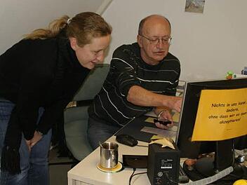 Günther Feiler und Katja Leonhard müssen sich immer besser organisieren, denn die Suchtberatung der Caritas kämpft gegen ein wachsendes Problem an. Sucht ist mittlerweile in jedem Dorf, in jeder Gesellschaftsschicht präsent, wenn auch nur selten sichtbar. Foto: sw