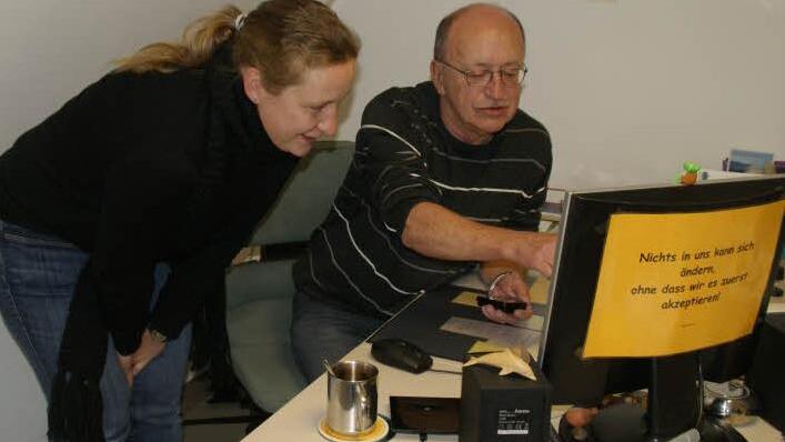 Günther Feiler und Katja Leonhard müssen sich immer besser organisieren, denn die Suchtberatung der Caritas kämpft gegen ein wachsendes Problem an. Sucht ist mittlerweile in jedem Dorf, in jeder Gesellschaftsschicht präsent, wenn auch nur selten sichtbar. Foto: sw